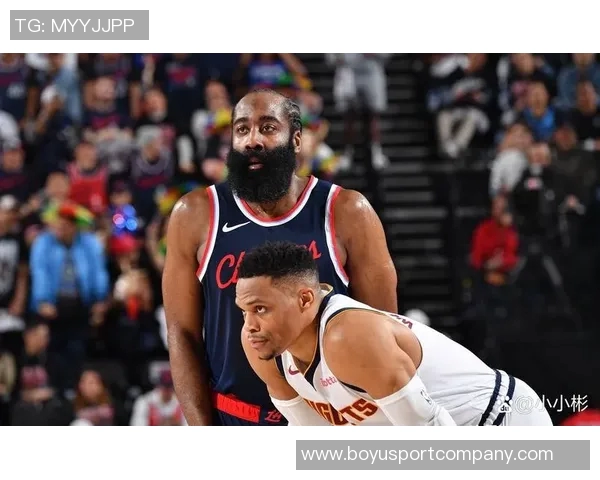 哈登首节表现出色8投5中斩获13分1篮板1助攻状态回暖令人期待